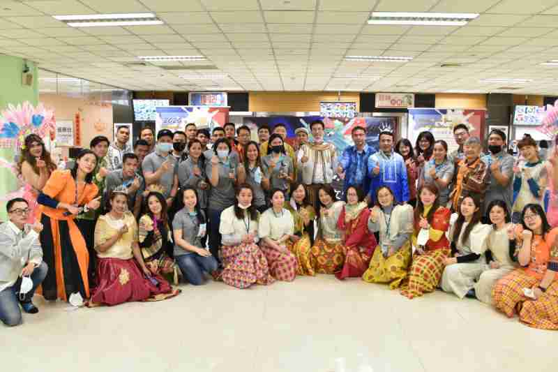 友達推動「安心、、、創新、、、用心、、、同心、、、盡心」五星職旅，，，，為菲籍員工打造全方位照護，，，，首度贏得「人權實踐與發展領袖獎」殊榮