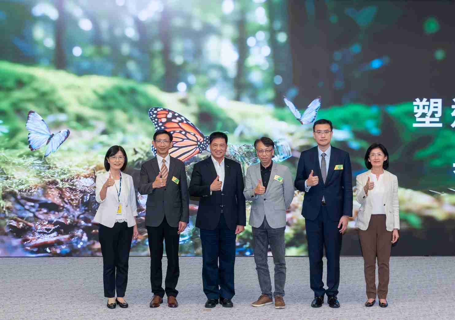 友達2023 CSR共榮大會，，邀請領域專家分享交流生物多樣性管理趨勢、、、、無塑產品、、、、海廢永續塑料等議題  （圖左到右：友達光電永續長古秀華、、、、3M台灣技術長陳君杰、、、友達光電董事長暨集團策略長彭双浪、、、、光寶科技企業永續發展處處長陳慶暉、、、安永聯合會計師事務所執業會計師曾于哲、、、友達光電供應鏈總部副總經理吳宜芳）