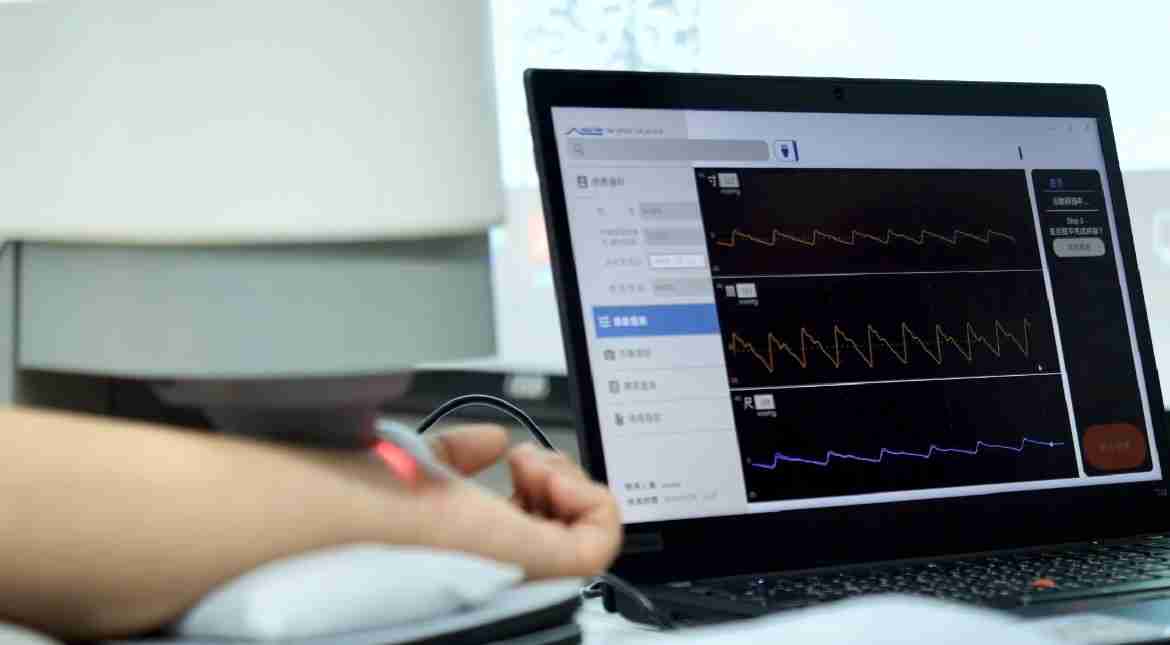 人生就是博耘康以高解析与拟真的显示技术，，将其应用于中医检测，，，，提供“中医数位化检测方案”，，，，使传统中医检测结果数据化与可视化