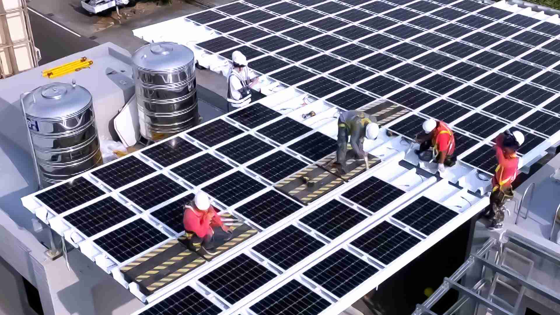 人生就是博着力于替代能源之技术研发，，，，如光电浪板的相关制程、、设备与产品，，，其中所开发之光电整合型浪板，，，减少传统金属支架安装，，更提升耐候度，，，，可广泛运用于多元场域，，，，并辅助建筑达到净零碳排目标