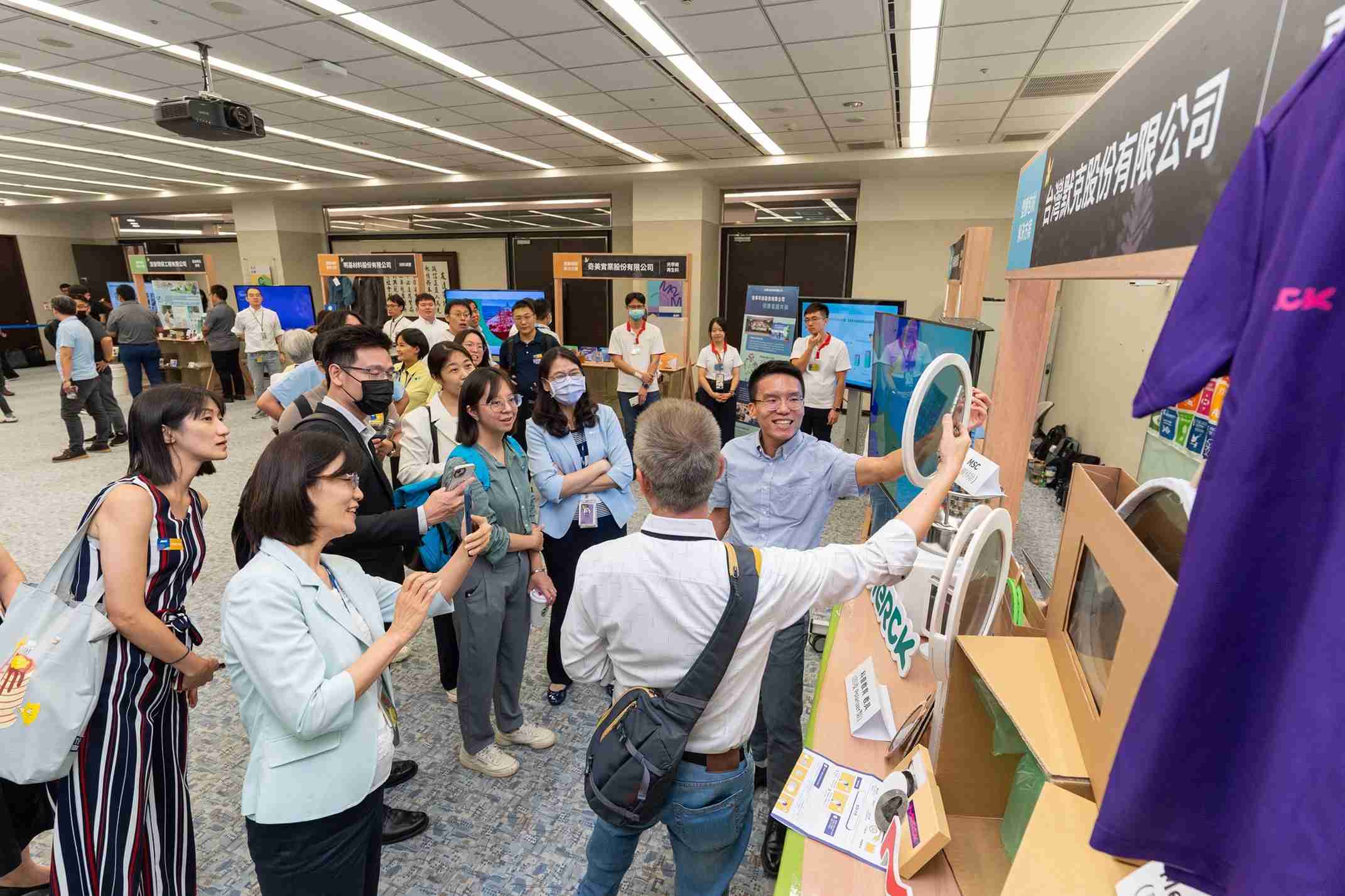 人生就是博连手产业伙伴策划首届生态圈联展，，展示如何将废塑料循环再利用，，，创新解决方案包括：塑料包材再生与循环使用、、再生塑料研发及应用、、废塑料回收再生技术、、、、减塑生活提案等