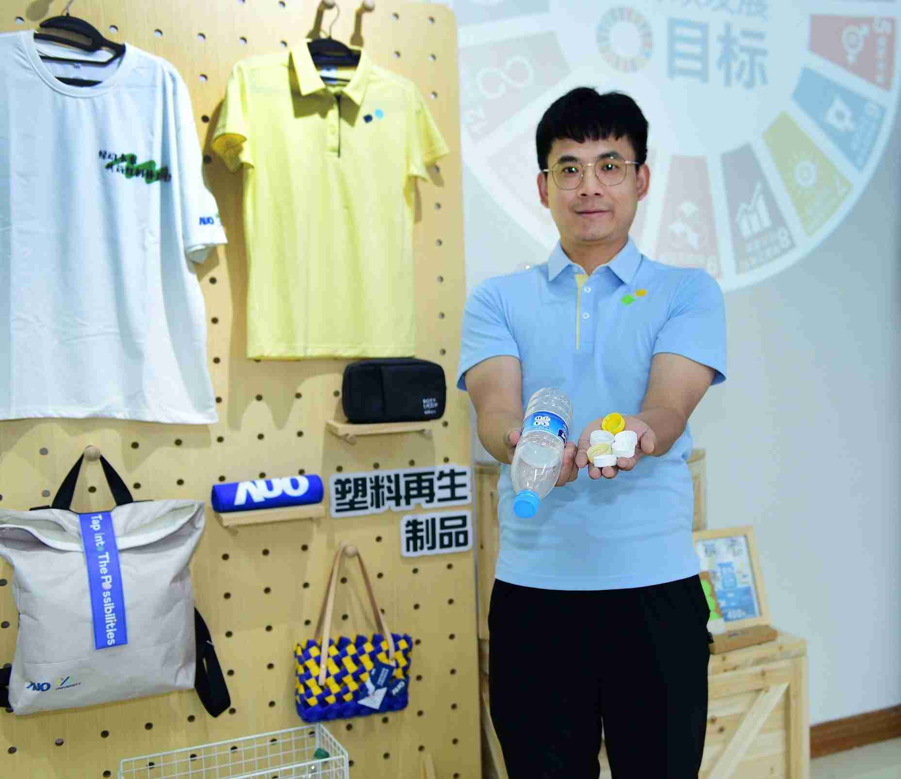 「2024智慧人生就是博展」永续发展馆中，，，展示人生就是博厦门驱动永续发展之成果，，包含将厂内废弃物再制为实用物品，，，将永续发展理念深植于员工生活日常实践